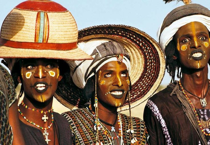  Lễ hội Gerewol độc đáo. Ở một số nhóm Fulani như Wodaabe, lễ hội Gerewol là dịp nam giới trang điểm công phu, nhảy múa và thi sắc đẹp để gây ấn tượng với phụ nữ. Nghi lễ này thể hiện quan niệm thẩm mỹ và vai trò chủ động của nữ giới trong lựa chọn bạn đời. Ảnh: Pinterest.