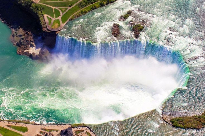  Điểm đến du lịch lâu đời. Thác Niagara đã trở thành điểm du lịch nổi tiếng từ thế kỷ 19, đặc biệt là nơi trăng mật lãng mạn. Ảnh: Pinterest.