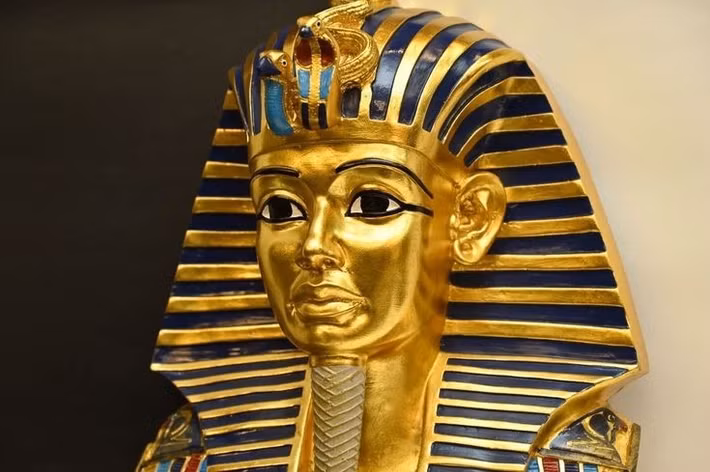  Tutankhamun lên ngôi khi mới khoảng 9 tuổi. Ông trị vì Ai Cập chỉ trong một thập kỷ ngắn ngủi trước khi qua đời ở tuổi 19. Ảnh: Pinterest.