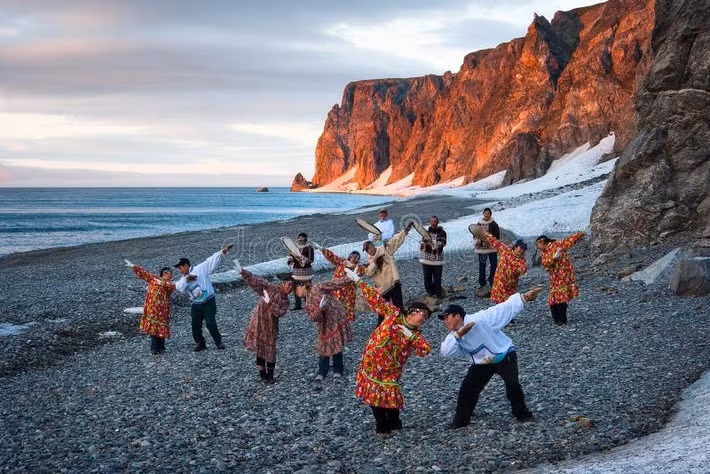  Trang phục thích nghi hoàn hảo với khí hậu băng giá. Quần áo của người Yupik thường được may từ da hải cẩu, da tuần lộc và lông thú, vừa giữ ấm vừa chống nước, phản ánh tri thức sinh tồn tích lũy qua nhiều thế hệ. Ảnh: dreamstime.com.