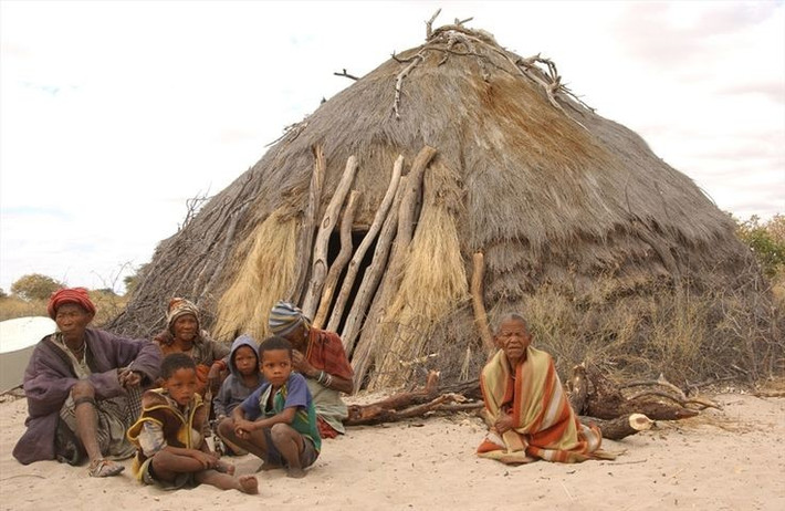  Tộc người San là cư dân bản địa cổ xưa nhất thế giới. Họ được xem là hậu duệ trực tiếp của những con người hiện đại đầu tiên. Ảnh: Pinterest.