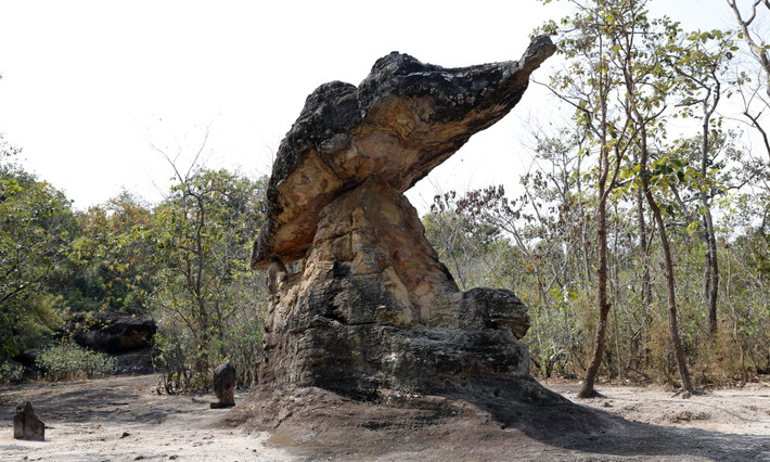  Một trong những công viên lịch sử độc đáo của Thái Lan. Không giống các công viên lịch sử nổi tiếng với đền đài lớn, Phu Phra Bat chủ yếu gồm các cấu trúc tự nhiên kết hợp với dấu tích văn hóa cổ. Sự kết hợp giữa địa chất, khảo cổ học và tín ngưỡng khiến nơi đây trở thành điểm tham quan đặc biệt. Ảnh: monkeystale.ca.