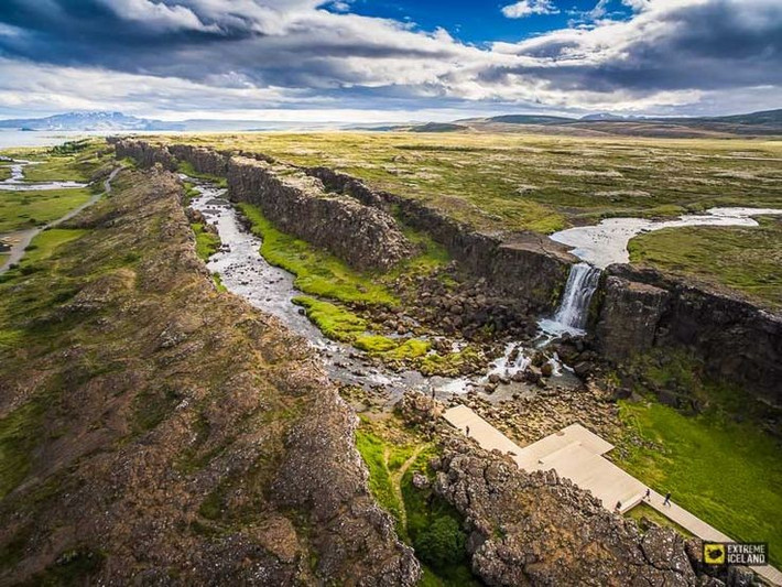  Nơi hai mảng kiến tạo tách rời. Vườn quốc gia Thingvellir nằm trên ranh giới giữa mảng Bắc Mỹ và mảng Á-Âu. Du khách có thể tận mắt thấy các khe nứt địa chất – minh chứng sống động cho sự dịch chuyển chậm nhưng mạnh mẽ của vỏ Trái Đất. Ảnh: Pinterest.