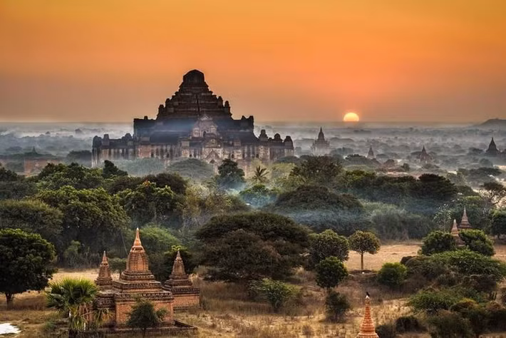  Từng chịu ảnh hưởng nặng nề bởi động đất. Bagan nằm trong khu vực có hoạt động địa chấn, và nhiều trận động đất – đặc biệt vào năm 1975 và 2016 – đã gây hư hại cho hàng trăm công trình cổ. Ảnh: Pinterest.