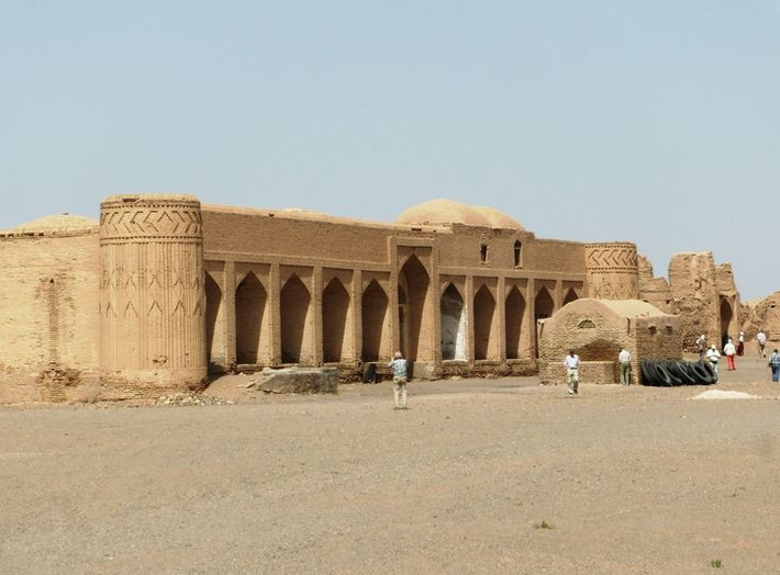  Thiết kế như một pháo đài nhỏ. Phần lớn caravanserai ở Iran được xây với tường dày, cổng lớn và sân trong rộng. Kiến trúc này không chỉ tạo không gian cho người và động vật nghỉ ngơi mà còn giúp bảo vệ đoàn lữ hành khỏi cướp bóc hoặc thú hoang trong những vùng sa mạc hẻo lánh. Ảnh: Pinterest.
