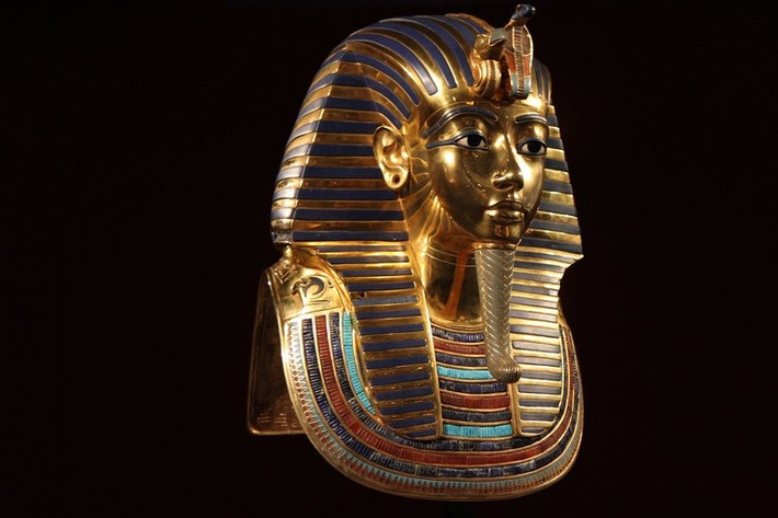  Mặt nạ vàng của Tutankhamun là biểu tượng của Ai Cập cổ đại. Vật phẩm này nặng hơn 10 kg, khắc tinh xảo từng đường nét gương mặt nhà vua. Ảnh: Pinterest.