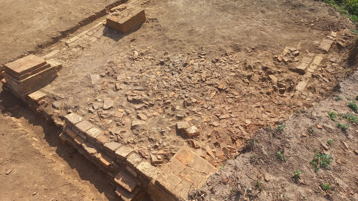 Trong đợt khai quật từ 17/6 đến 31/7/2025, các nhà khảo cổ làm việc trên diện tích 300m², phát hiện 6 di tích và thu thập hơn 17.650 hiện vật. Ảnh: Trương Định / Báo Tiền Phong.