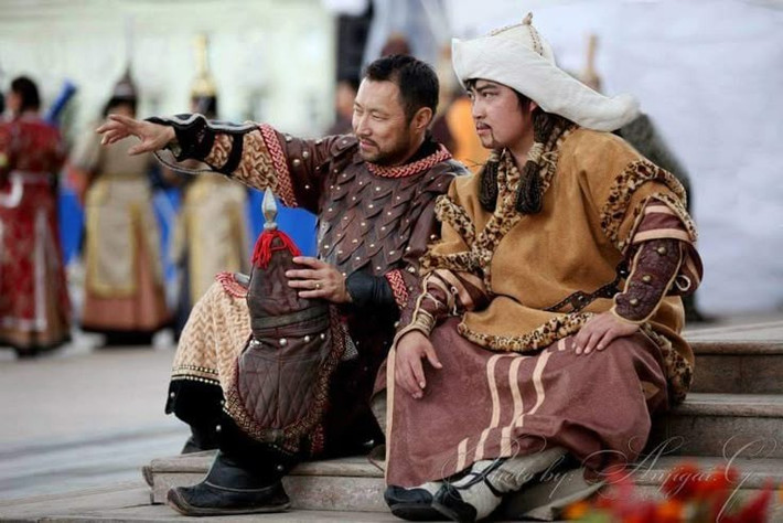  Ngôn ngữ thuộc nhóm Mông Cổ. Người Buryat có ngôn ngữ và chữ viết riêng, có mối liên hệ gần gũi với tiếng Mông Cổ. Ảnh: Pinterest.