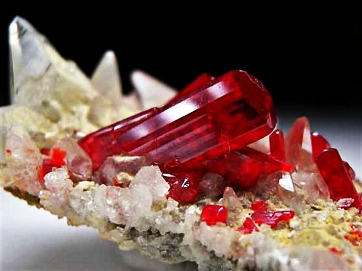  Ứng dụng trong pháo hoa. Nhờ khả năng tạo màu đỏ cam rực rỡ, Realgar từng được sử dụng trong chế tạo pháo hoa và thuốc nổ ở châu Á. Ảnh: Pinterest.