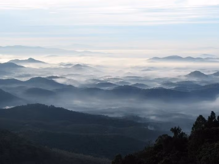  Ý nghĩa văn hóa với người bản địa. Đối với cộng đồng địa phương, Makhonjwa không chỉ là dãy núi cổ mà còn gắn liền với truyền thuyết, tín ngưỡng và bản sắc văn hóa được truyền lại qua nhiều thế hệ. Ảnh: Pinterest.