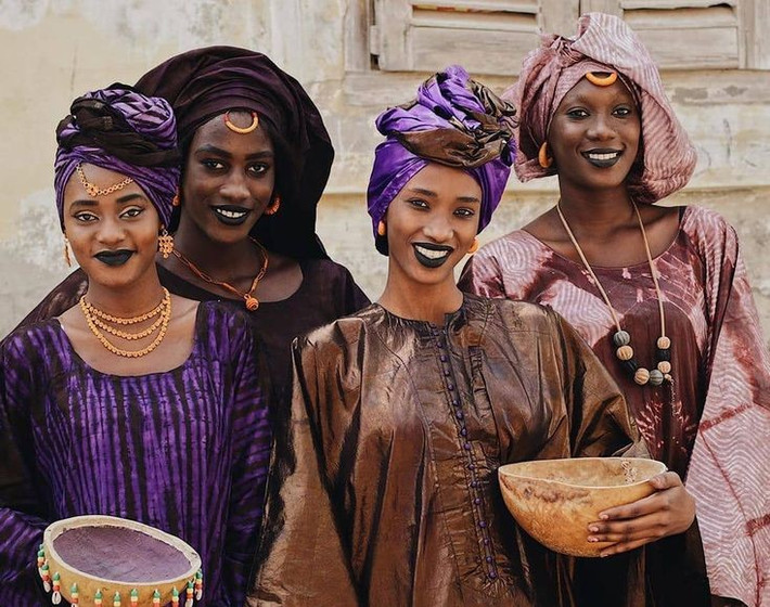  Phân tầng xã hội truyền thống rõ rệt. Xã hội Fulani truyền thống có cấu trúc phân tầng, bao gồm tầng lớp quý tộc, thợ thủ công và các nhóm phụ thuộc. Yếu tố danh dự và đạo đức cá nhân luôn được coi trọng trong cộng đồng. Ảnh: Pinterest.