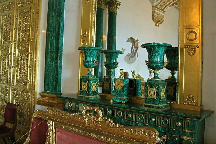  Được dùng trong nghệ thuật kiến trúc. Nhiều công trình châu Âu thời Phục hưng, đặc biệt ở Nga, đã dùng malachite để ốp tường, cột và chế tác đồ nội thất. Ảnh: Pinterest.