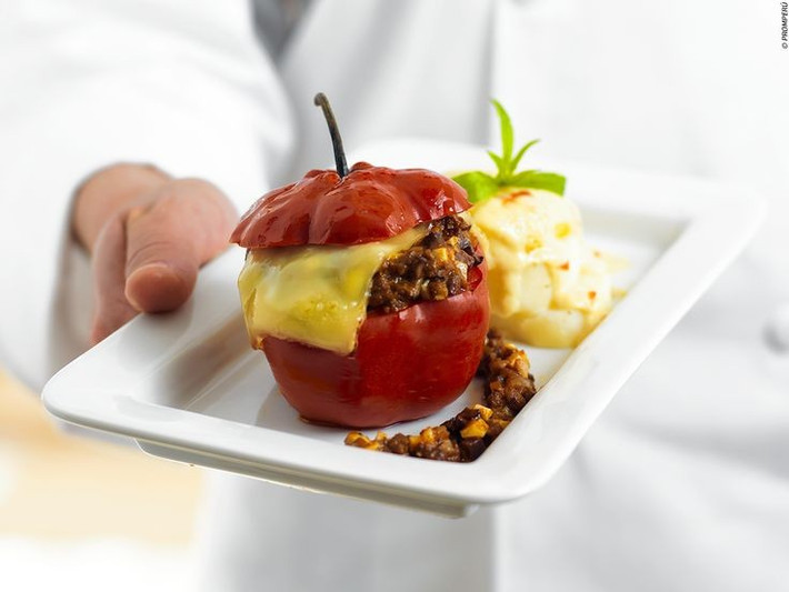  Ẩm thực đặc trưng miền Nam Peru. Arequipa nổi tiếng với các “picantería” – quán ăn truyền thống phục vụ món cay đậm đà như rocoto relleno hay chupe de camarones, phản ánh sự phong phú của nguyên liệu vùng núi và ven biển. Ảnh: Pinterest.