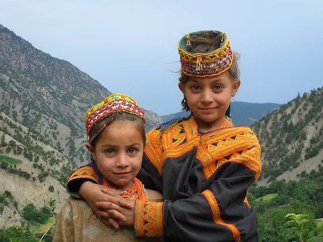  Cộng đồng thiểu số nhỏ bé giữa Hindu Kush. Người Kalasha sinh sống chủ yếu tại ba thung lũng Bumburet, Rumbur và Birir ở vùng núi Hindu Kush. Dân số chỉ vài nghìn người khiến họ trở thành một trong những cộng đồng thiểu số nhỏ và đặc biệt nhất Pakistan. Ảnh: Pinterest.