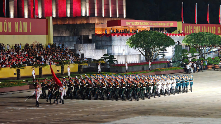 Các khối diễu hành tiến bước trong đội hình chỉnh tề, từng bước chân đều tăm tắp, vang vọng như nhịp đập mạnh mẽ của cả dân tộc.