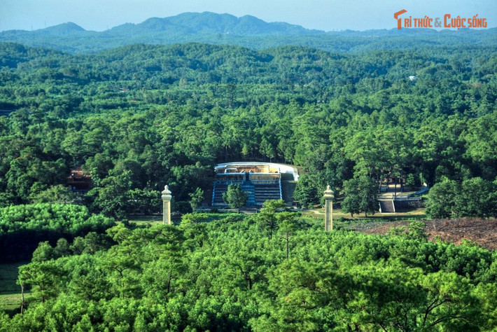 Đường vào lăng dài và uốn lượn. Đường vào lăng kéo dài qua nhiều lớp cảnh quan, tạo nên một hành trình lý thú trước khi tới chính khu tẩm.