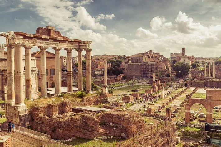  Suy tàn sau sự sụp đổ của Đế chế Tây La Mã. Khi quyền lực La Mã suy yếu, Công trường dần bị bỏ hoang và trở thành bãi chăn thả gia súc trong thời Trung cổ, được gọi là “Campo Vaccino”. Ảnh: Pinterest.