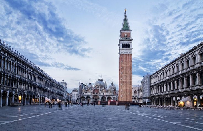  Quảng trường San Marco nổi tiếng. Piazza San Marco được mệnh danh là “phòng khách của châu Âu”. Nơi đây tập trung các công trình biểu tượng và là điểm hẹn quen thuộc của du khách toàn cầu. Ảnh: Pinterest.