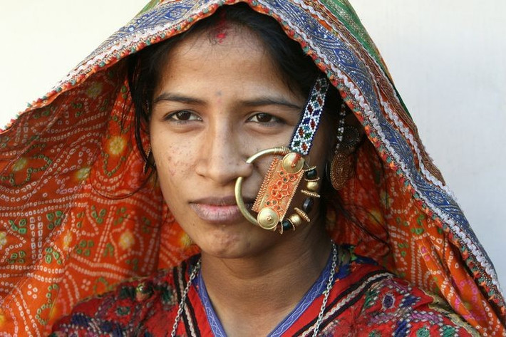  Trang phục thêu tay tinh xảo. Phụ nữ Rabari mặc áo choàng đen, váy dài và các mảng thêu rực rỡ đính gương nhỏ. Nghệ thuật thêu truyền thống phản ánh câu chuyện, tín ngưỡng và bản sắc bộ tộc. Ảnh: Pinterest.