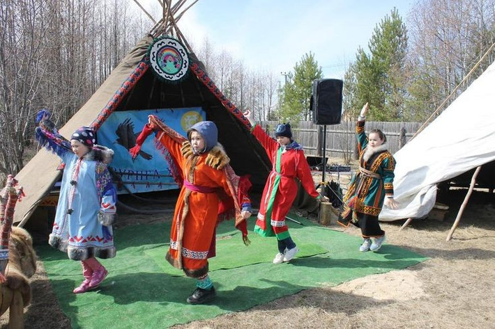  Tín ngưỡng vật linh sâu sắc. Người Mansi tin rằng rừng, sông, núi và động vật đều có linh hồn, vì vậy các nghi lễ cúng tế và kiêng kỵ săn bắn đóng vai trò quan trọng trong đời sống tinh thần. Ảnh: Pinterest.