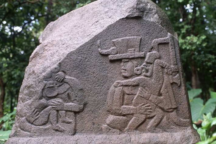  Thực hành nghi lễ với bóng cao su. Bóng được chế tạo cao su thiên nhiên để sử dụng trong nghi lễ, có thể là tiền thân của trò chơi bóng thiêng ở Trung Mỹ. Ảnh: Pinterest.