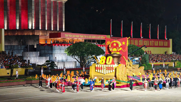 Điểm nhấn đặc biệt là con số 80, biểu tượng của chặng đường 80 năm kiên cường và vẻ vang của dân tộc Việt Nam.
