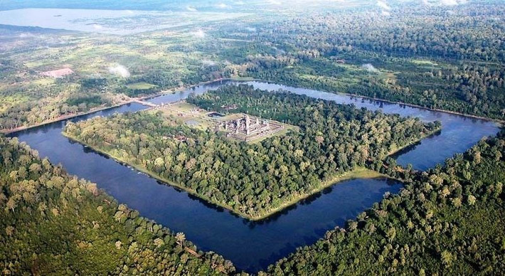 kết chặt với quy hoạch đô thị. Đền đài, khu dân cư và kênh rạch được bố trí hài hòa, phản ánh tư duy quy hoạch tổng thể hiếm thấy ở thế giới cổ đại. Ảnh: camerotaincambodia.wordpress.com.