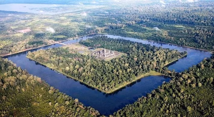 kết chặt với quy hoạch đô thị. Đền đài, khu dân cư và kênh rạch được bố trí hài hòa, phản ánh tư duy quy hoạch tổng thể hiếm thấy ở thế giới cổ đại. Ảnh: camerotaincambodia.wordpress.com.