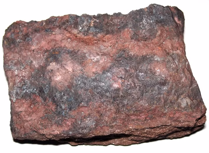  Có thể hình thành trong nhiều môi trường khác nhau. Hematite xuất hiện trong đá trầm tích, đá biến chất và cả đá magma. Nó cũng có thể hình thành từ quá trình oxy hóa các khoáng vật chứa sắt khác, cho thấy sự đa dạng về nguồn gốc địa chất. Ảnh: Flickr.