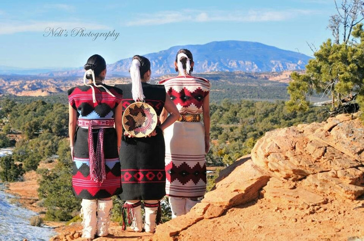  Triết lý sống đề cao sự hài hòa. Người Navajo tin vào sự cân bằng giữa con người, thiên nhiên và tinh thần, thể hiện rõ trong nghi lễ và đời sống hàng ngày. Ảnh: Pinterest.