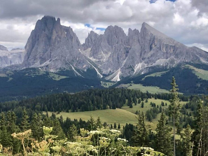 Có hơn 18 đỉnh cao trên 3.000 mét. Với chiều cao ấn tượng, những ngọn núi như Marmolada hay Tre Cime di Lavaredo là biểu tượng thiên nhiên của nước Ý. Ảnh: Pinterest.