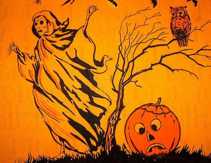 Đêm ranh giới giữa hai thế giới. Người châu Âu xưa tin rằng đêm 31/10 là thời khắc ranh giới giữa cõi sống và cõi chết trở nên mong manh nhất. Khi bóng tối phủ xuống, linh hồn người khuất có thể trở về trần gian, lang thang giữa nhân gian để tìm lại những điều chưa trọn vẹn. Vì thế, Halloween không chỉ là lễ hội hóa trang mà còn là đêm của những câu chuyện ma mang màu sắc tâm linh. Ảnh: Pinterest.