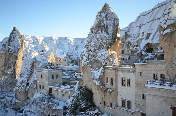  Từng là trung tâm Kitô giáo sơ khai. Từ thế kỷ 4, Cappadocia trở thành nơi ẩn náu của cộng đồng Kitô hữu. Nhiều nhà thờ và tu viện được khoét thẳng vào đá. Ảnh: Pinterest.