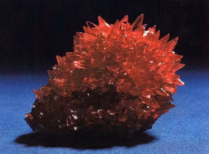  4. Nguồn gốc hình thành. Rhodochrosite thường xuất hiện trong mạch quặng thủy nhiệt chứa mangan hoặc trong các hang động dưới dạng tinh thể dải. Ảnh: Pinterest.