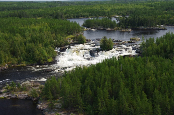  Nằm giữa rừng taiga rộng lớn của Bắc Mỹ. Khu vực này trải rộng trên hai tỉnh Manitoba và Ontario của Canada. Những khu rừng, hồ nước, sông suối nơi đây thuộc hệ sinh thái rừng taiga, một trong những vùng sinh học lớn và quan trọng nhất của hành tinh. Ảnh: canadiangeographic.ca.