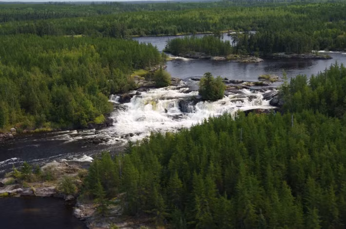  Nằm giữa rừng taiga rộng lớn của Bắc Mỹ. Khu vực này trải rộng trên hai tỉnh Manitoba và Ontario của Canada. Những khu rừng, hồ nước, sông suối nơi đây thuộc hệ sinh thái rừng taiga, một trong những vùng sinh học lớn và quan trọng nhất của hành tinh. Ảnh: canadiangeographic.ca.