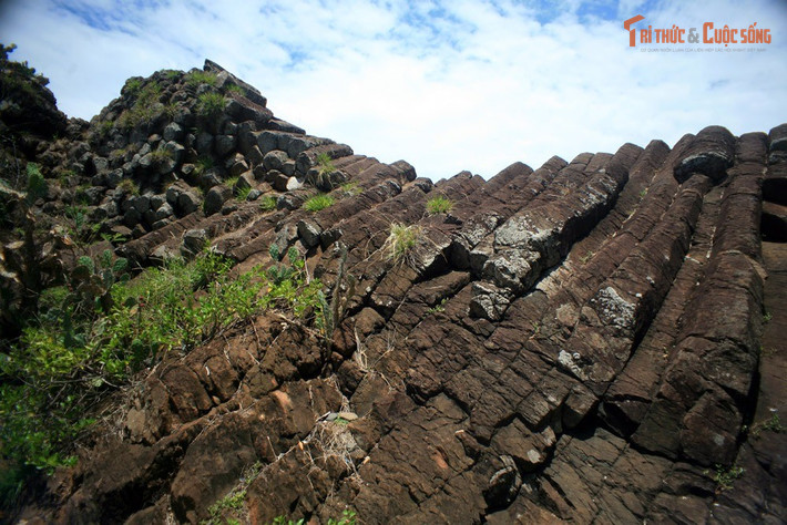 Gắn với truyền thuyết dân gian kỳ ảo. Truyền thuyết địa phương kể rằng nơi đây từng là điểm đáp của các vị thần trong cổ tích.