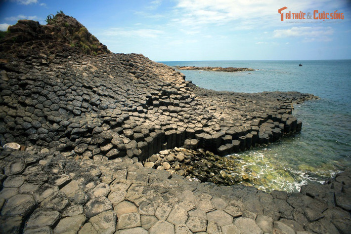 Hình thành từ hoạt động phun trào núi lửa cách đây hơn 200 triệu năm. Dòng dung nham nguội nhanh gặp nước biển khiến đá nứt theo dạng trụ lục giác đặc trưng.