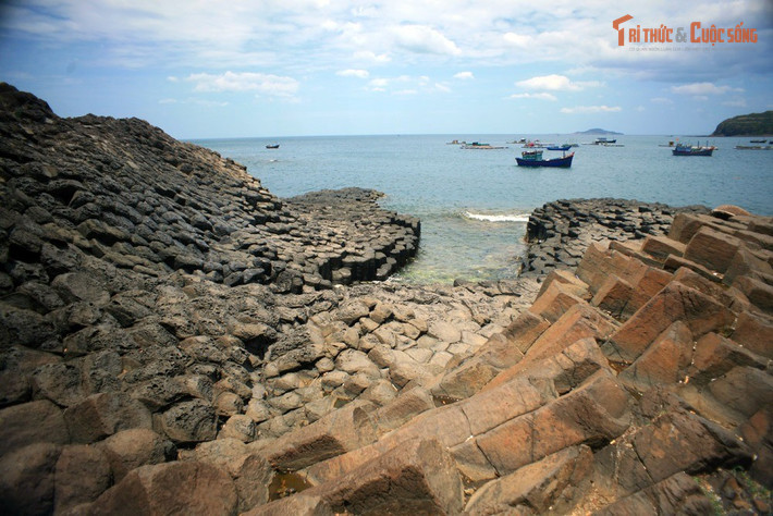 Nơi có cấu trúc đá bazan dạng cột độc đáo nhất Việt Nam. Tại Gành Đá Đĩa, các khối bazan lục giác xếp chồng tự nhiên tạo thành cấu trúc giống như những chồng đĩa khổng lồ.