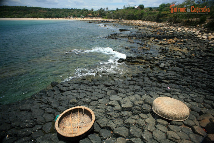 Là thắng cảnh thiên nhiên được công nhận cấp quốc gia. Gành Đá Đĩa được xếp hạng Di tích thắng cảnh cấp quốc gia năm 1998.