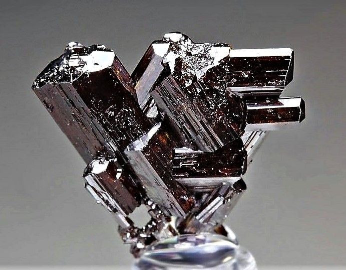  Có ý nghĩa trong nghiên cứu địa chất. Rutile giúp xác định điều kiện nhiệt độ, áp suất khi đá hình thành. Ảnh: Pinterest.