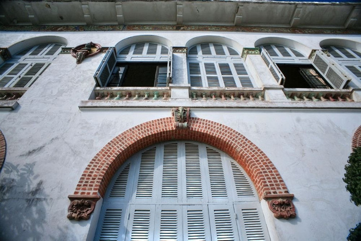 Kiến trúc mang phong cách châu Âu cổ điển. Bạch Dinh mang đậm dấu ấn kiến trúc Pháp cuối thế kỷ 19 với mái ngói, ban công rộng và các ô cửa vòm thanh lịch.