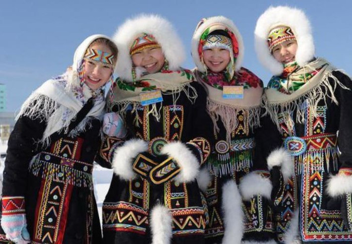  Đối mặt với thách thức hiện đại. Quá trình công nghiệp hóa, khai thác tài nguyên và biến đổi khí hậu đang ảnh hưởng đến môi trường sống của người Evenki. Nỗ lực bảo tồn văn hóa và ngôn ngữ truyền thống của họ ngày càng trở nên cấp thiết. Ảnh: Pinterest.