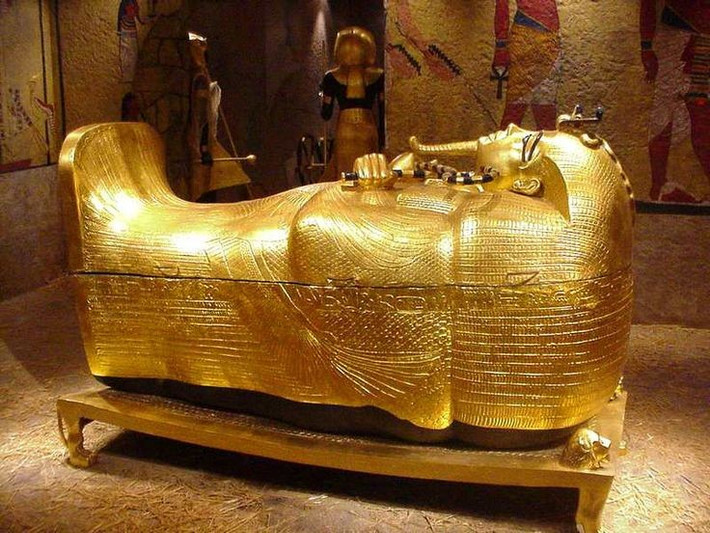  Nguyên nhân cái chết của Tutankhamun vẫn là bí ẩn. Nhiều giả thuyết cho rằng ông bị tai nạn, mắc bệnh di truyền hoặc thậm chí bị ám sát. Ảnh: Pinterest.