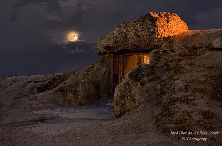  Được xây dựng khoảng 5.000 năm trước Công nguyên. Đây là một trong những quần thể mộ đá lâu đời nhất thế giới. Ảnh: Pinterest.