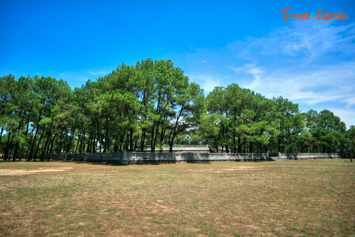 Vị trí được lựa chọn theo phong thủy nghiêm ngặt. Di tích nằm ở phía Nam Kinh thành Huế, đúng theo quan niệm “Nam giao” trong tư tưởng Nho giáo, nơi nhà vua hướng về trời để cầu quốc thái dân an và mùa màng thuận lợi.