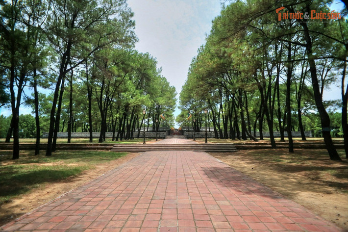 Không gian tế lễ thiêng liêng bậc nhất triều Nguyễn. Đàn Nam Giao được xây dựng năm 1806 dưới thời vua Gia Long, là nơi các hoàng đế triều Nguyễn cử hành lễ tế Trời – Đất nhằm khẳng định thiên mệnh và quyền lực chính thống của vương triều.