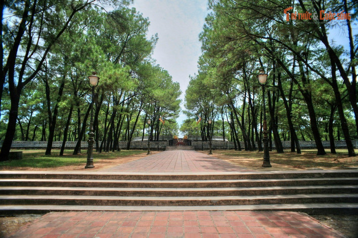 Kiến trúc ba tầng mang tính biểu tượng vũ trụ. Đàn Nam Giao gồm ba tầng chồng lên nhau, tượng trưng cho Thiên – Địa – Nhân. Mỗi tầng có hình dáng, màu sắc và chức năng riêng, phản ánh triết lý vũ trụ quan phương Đông.