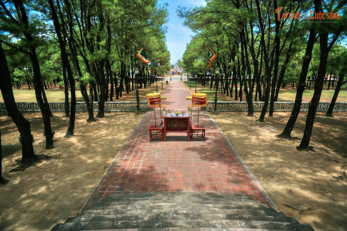 Nghi lễ kết hợp Nho giáo, Đạo giáo và tín ngưỡng bản địa. Lễ tế Nam Giao không thuần túy Nho giáo mà còn dung hợp yếu tố Đạo giáo và tín ngưỡng dân gian, phản ánh đặc trưng văn hóa tâm linh Việt Nam thời quân chủ.