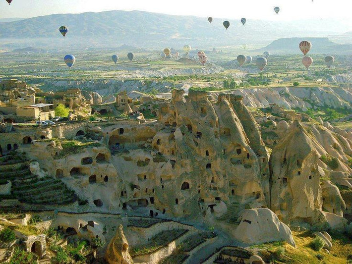  Nông nghiệp vẫn gắn bó với đời sống địa phương. Bên cạnh du lịch, người dân Cappadocia vẫn trồng nho, mơ và chăn nuôi trên cao nguyên khô hạn. Sự kết hợp giữa truyền thống và hiện đại tạo nên bản sắc riêng cho vùng đất đặc biệt này. Ảnh: Pinterest.